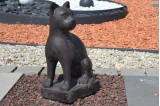 Statue chat assis sur graviers