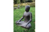 Méditation au jardin avec cette statue en pierre