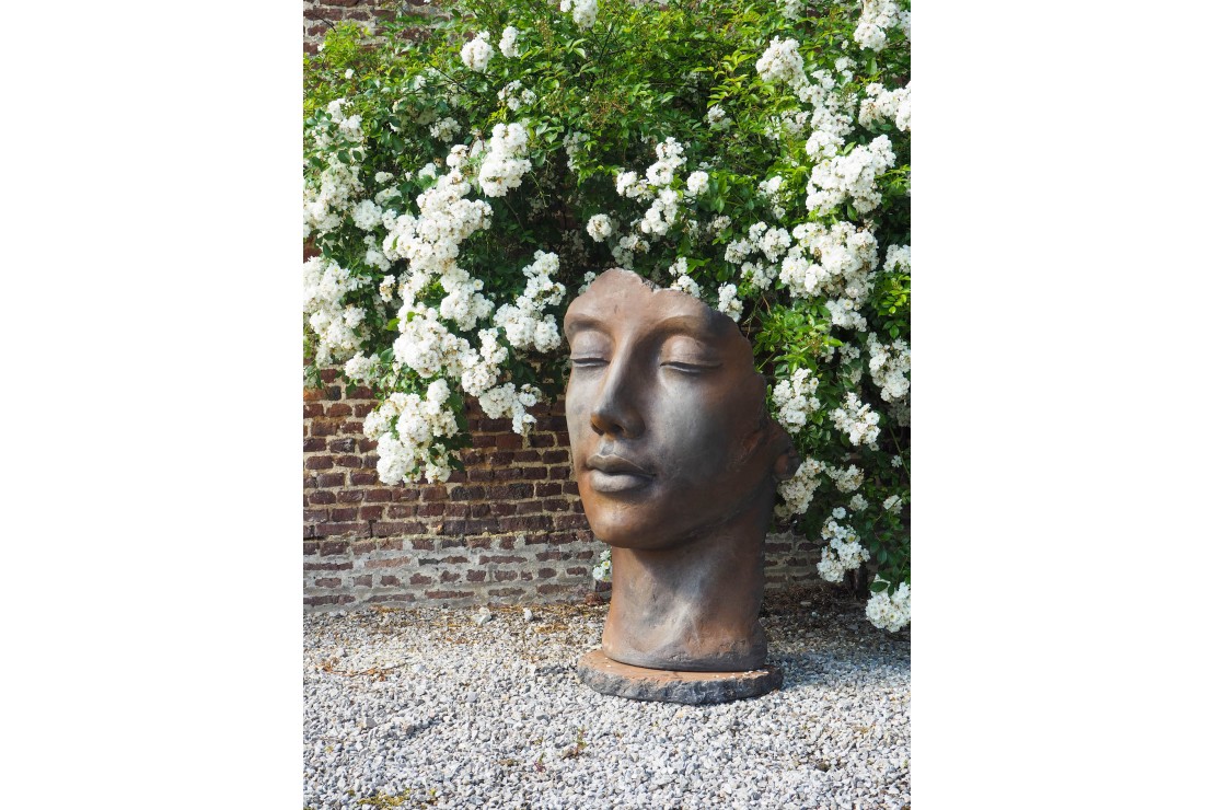 Statue visage féminin en demi rouille 115 cm.