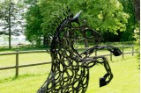 Zoom sur la tête du cheval en fers à cheval recyclés.