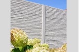 Clôture béton décorative de part et d'autre pour un jardin contemporain.