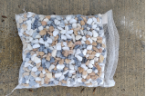 Zoom sur le sac de 20 kg en graviers roulés 15/25 mm tricolores