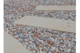 Aménagement allée de jardin avec gravier marbre trio mosaïc et dalles béton