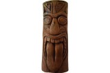 Statues Totems Tiki regroupées pour une ambiance exotique au jardin.