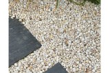 Allée de jardin en gravier blanc