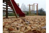 Aire de jeux avec revêtement paillage spécial